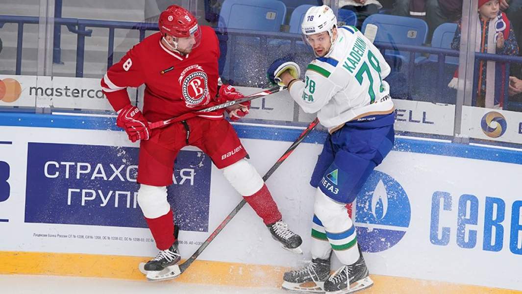 Матч Витязь - Салават Юлаев, Александр Кадейкин (справа)