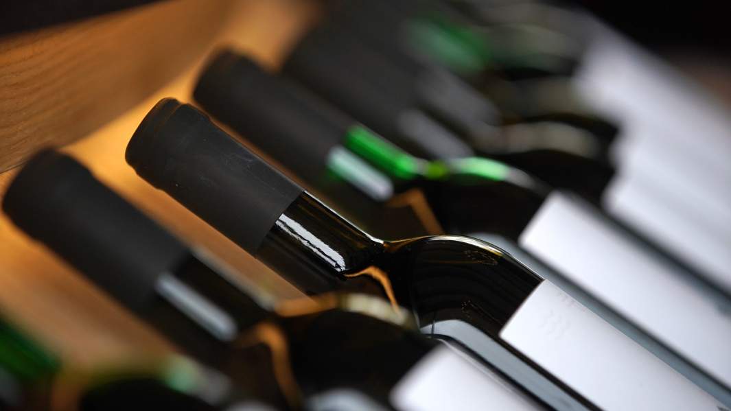 Бутылки красного вина