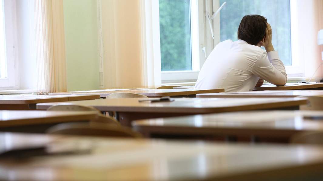 Школьник сидит за партой