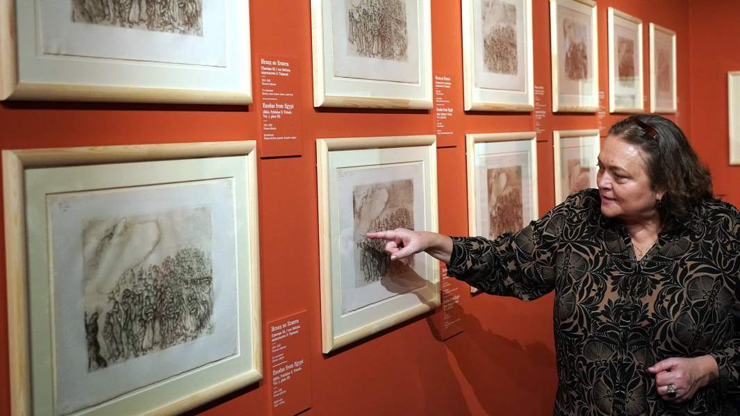 Куратор выставки, эксперт в комитете Марка Шагала в Париже Екатерина Селезнева возле оттисков офорта «Исход из Египта»