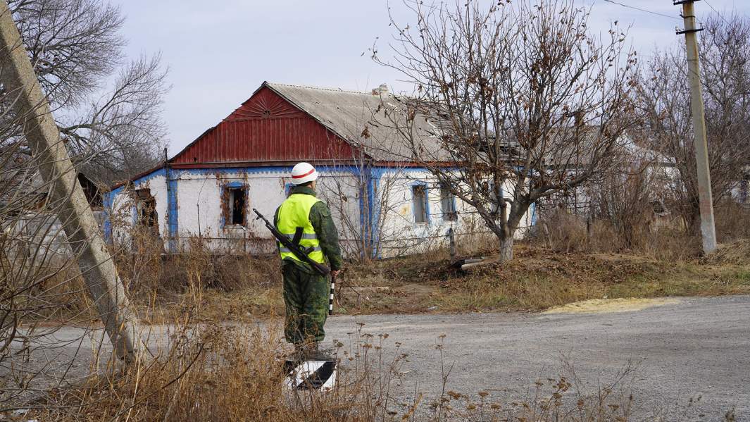 военный регулировщик на посту 