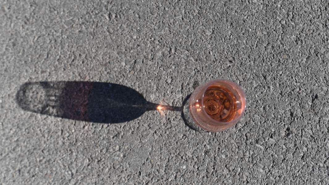 тень и стакан 