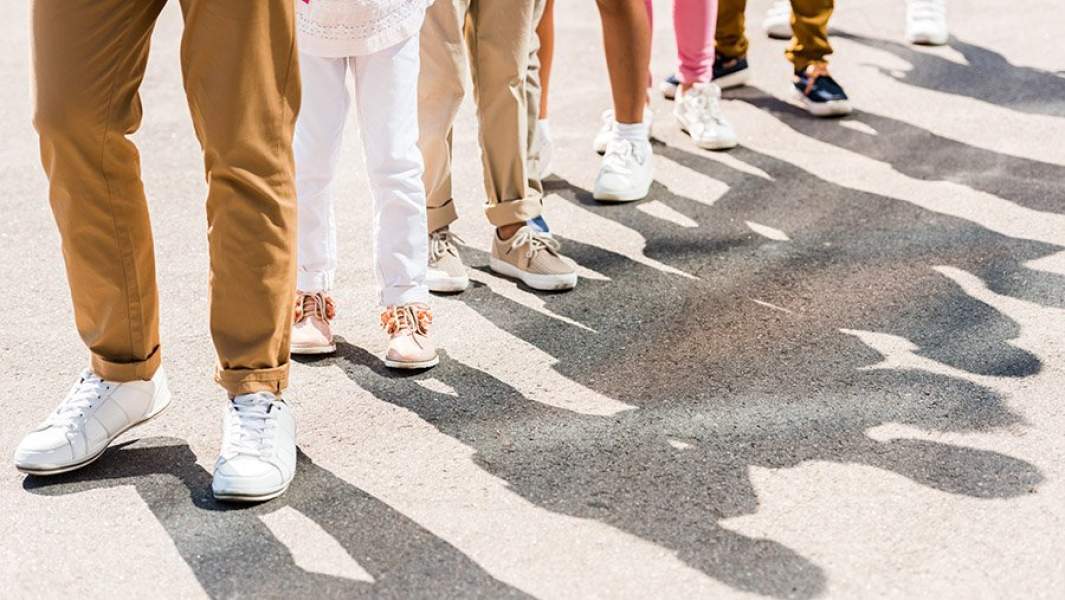 взрослый и дети