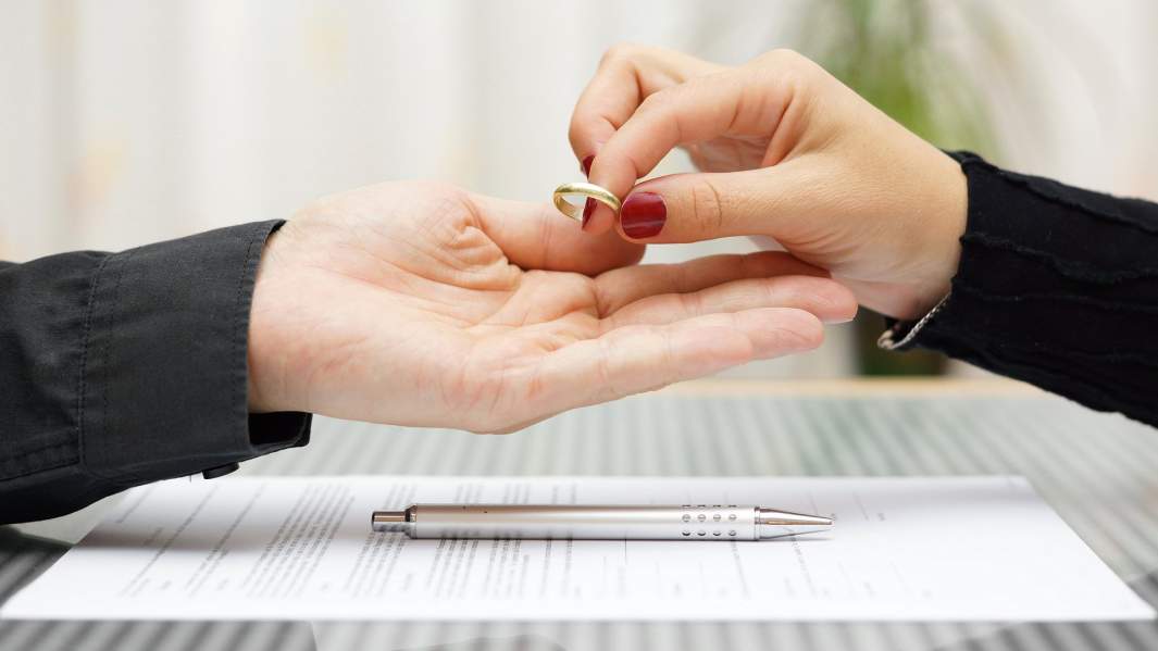 Брачный уговор: как чиновники решили всех переженить