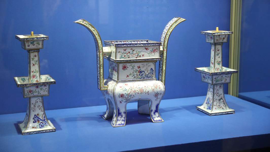 Экспонаты выставки «Изучение и реставрация произведений китайского искусства в Эрмитаже» в рамках VIII Санкт-Петербургского международного культурного форума в Главном штабе Эрмитажа