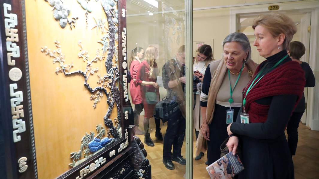 Посетительницы на выставке «Изучение и реставрация произведений китайского искусства в Эрмитаже» в рамках VIII Санкт-Петербургского международного культурного форума в Главном штабе Эрмитажа