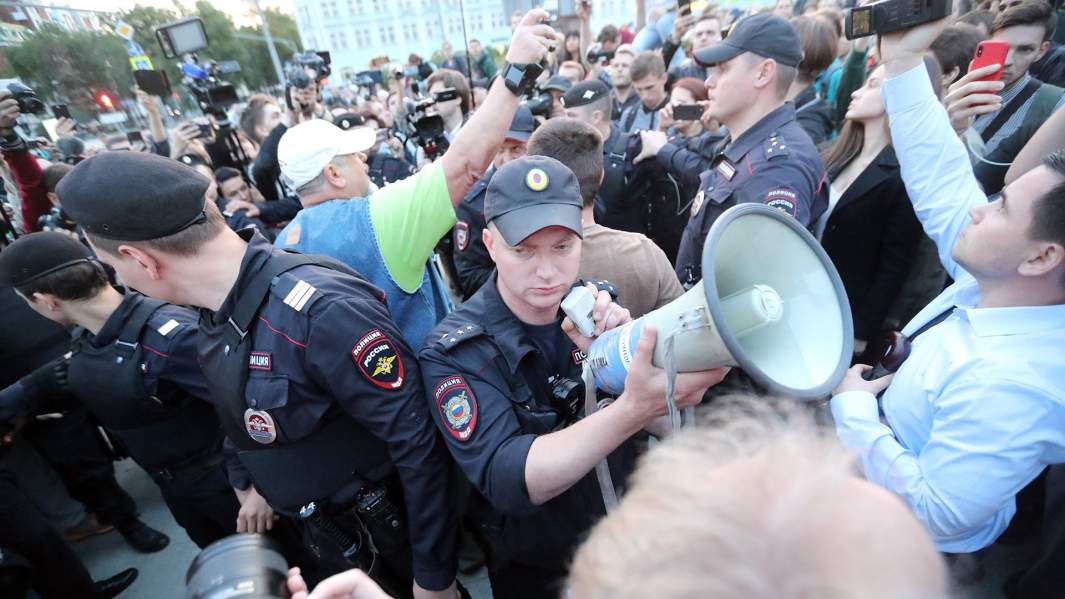 Митингующие и сотрудники полиции