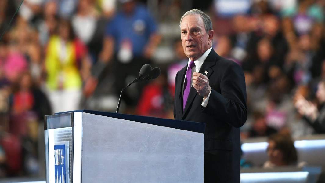 Майкл Блумберг выступает на съезде Демократической партии в Филадельфии