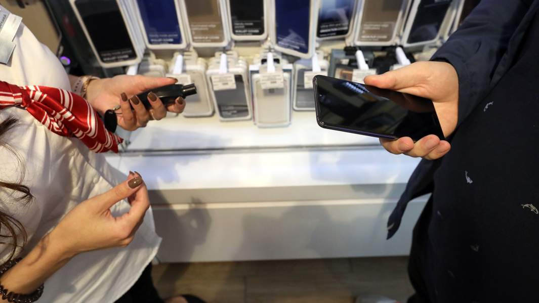 Покупатель в салоне сотовой связи