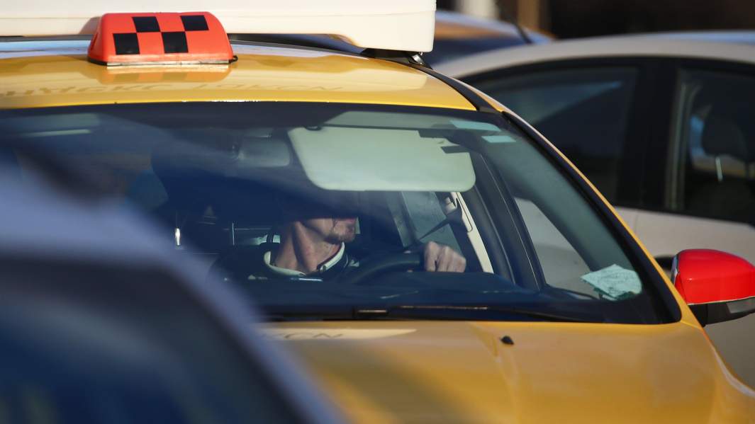 Водитель такси гришин по окончании смены обнаружил на заднем сиденье машины