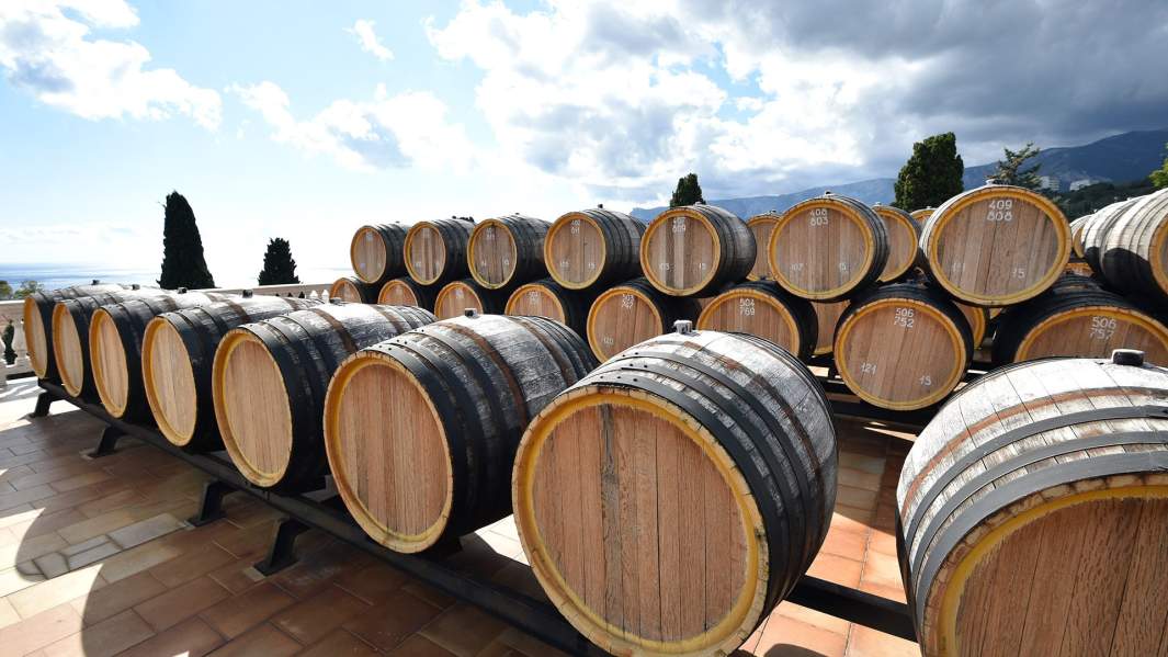 Дубовые бочки для вызревания вина