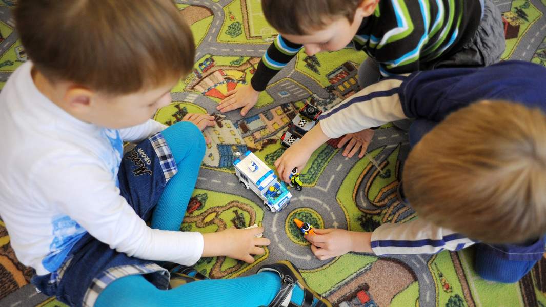 Дети в игровой комнате