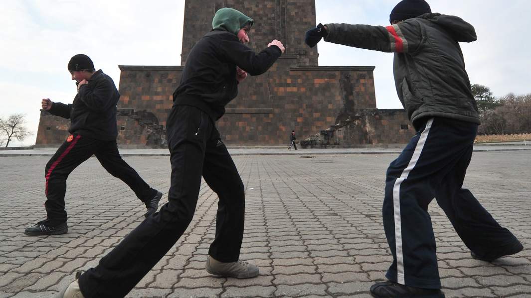 Мальчики практикуют удары