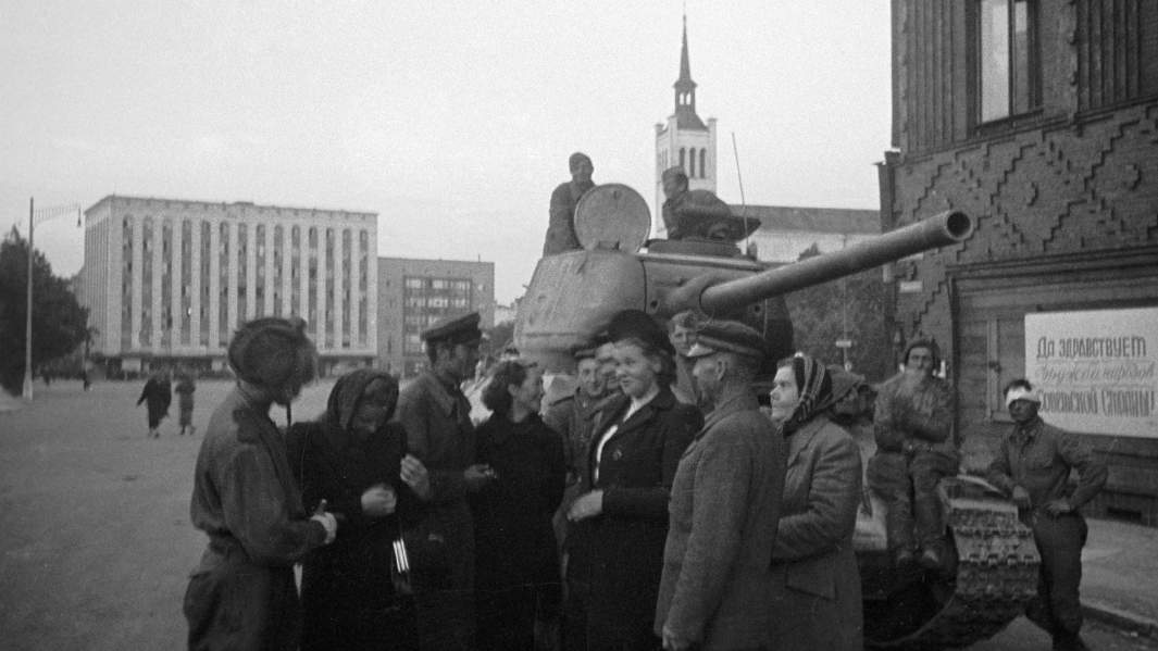 Советские танкисты в Таллине. Эстония 1944 год