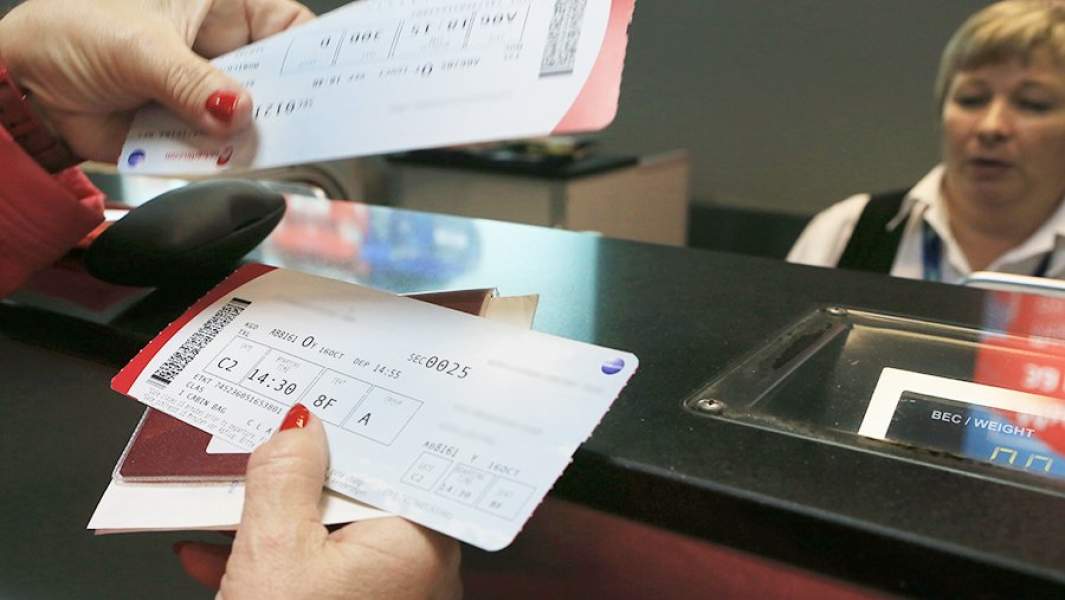 Женщина проверяет билеты