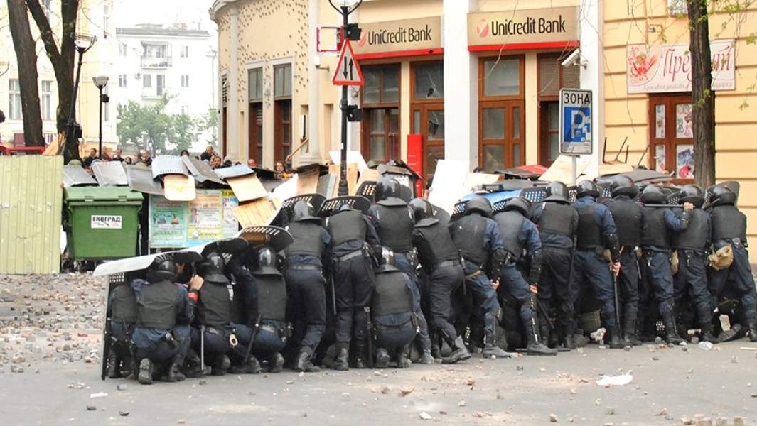 Сотрудники милиции у баррикад украинских националистов на улице Греческой у Греческой площади в Одессе. 2 мая 2014 года