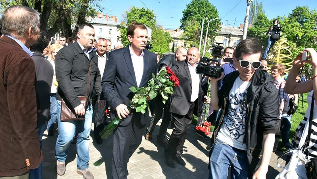 Народный депутат Украины VIII созыва Николай Скорик (в центре) на акции в память о погибших при пожаре в Доме профсоюзов на площади Куликово поле в Одессе. 2 мая 2016 года