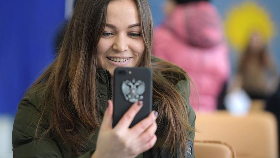 Девушка со смартфоном