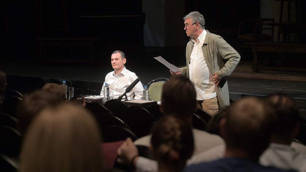 Директор Московского театра "Мастерская Петра Фоменко" Андрей Воробьев (слева) и художественный руководитель театра Евгений Каменькович во время сбора труппы накануне открытия 26-го театрального сезона в Москве.