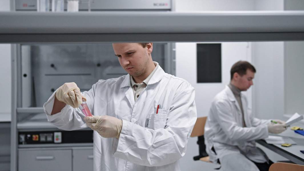Сотрудники в Национальной антидопинговой лаборатории, открытой в Московском государственном университете имени Ломоносова, в Москве