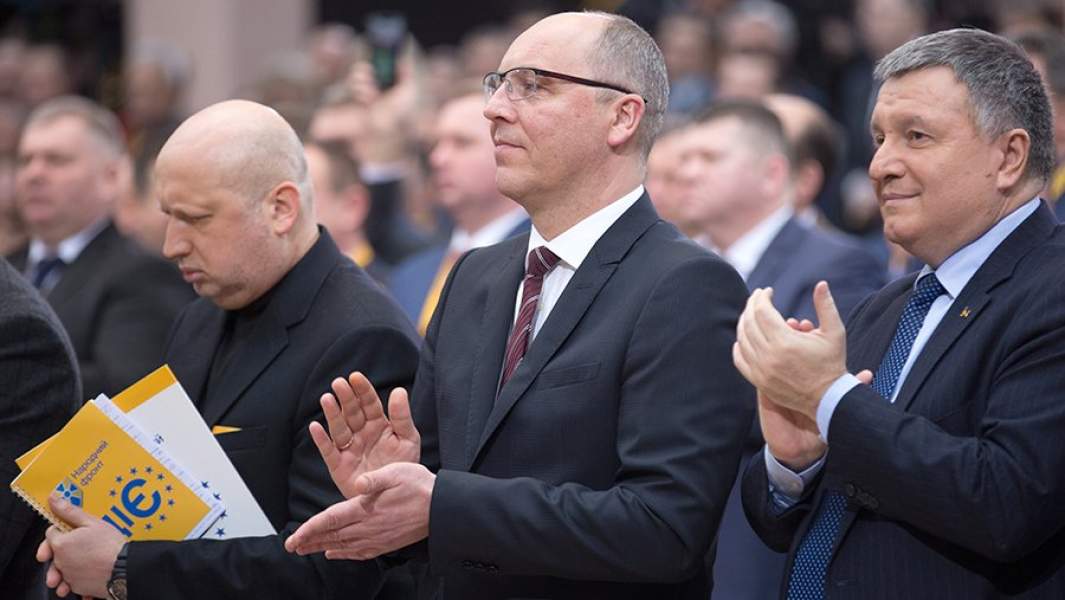Слева направо: бывший секретарь Совета национальной безопасности и обороны Украины (СНБО) Александр Турчинов, бывший председатель Верховной рады Украины Андрей Парубий, министр внутренних дел Украины Арсен Аваков на съезде партии «Народный фронт» в Киеве. 2 февраля 2019 года