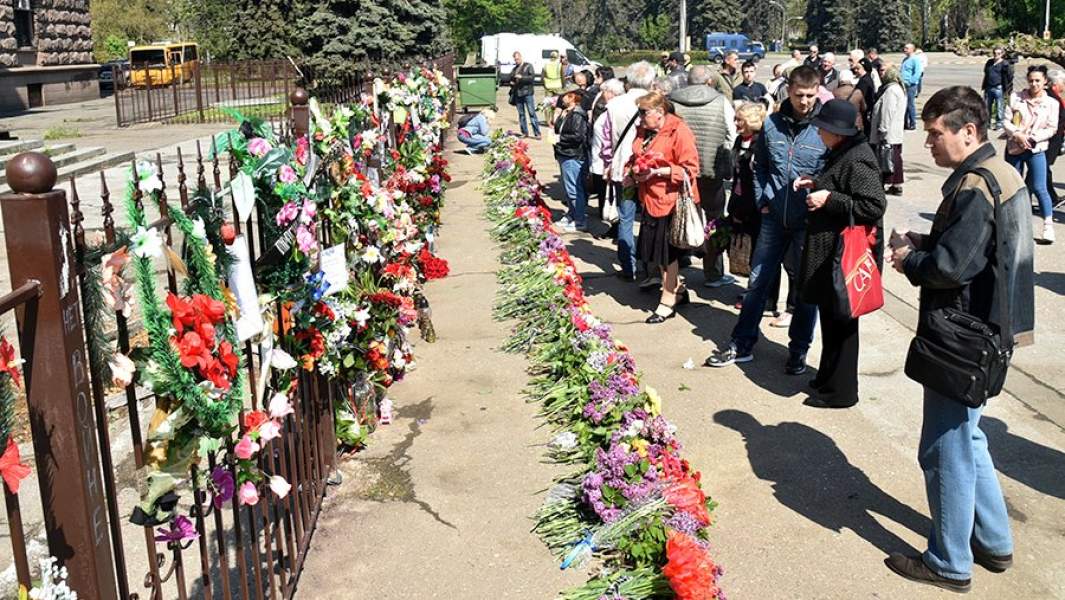Жители Одессы возлагают цветы на Куликовом поле во время траурных мероприятий, посвященных памяти о погибших в одесском Доме профсоюзов. 2 мая 2019 года