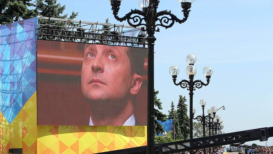 Монитор, с изображением церемонии инаугурации избранного президента Украины Владимира Зеленского в Киеве