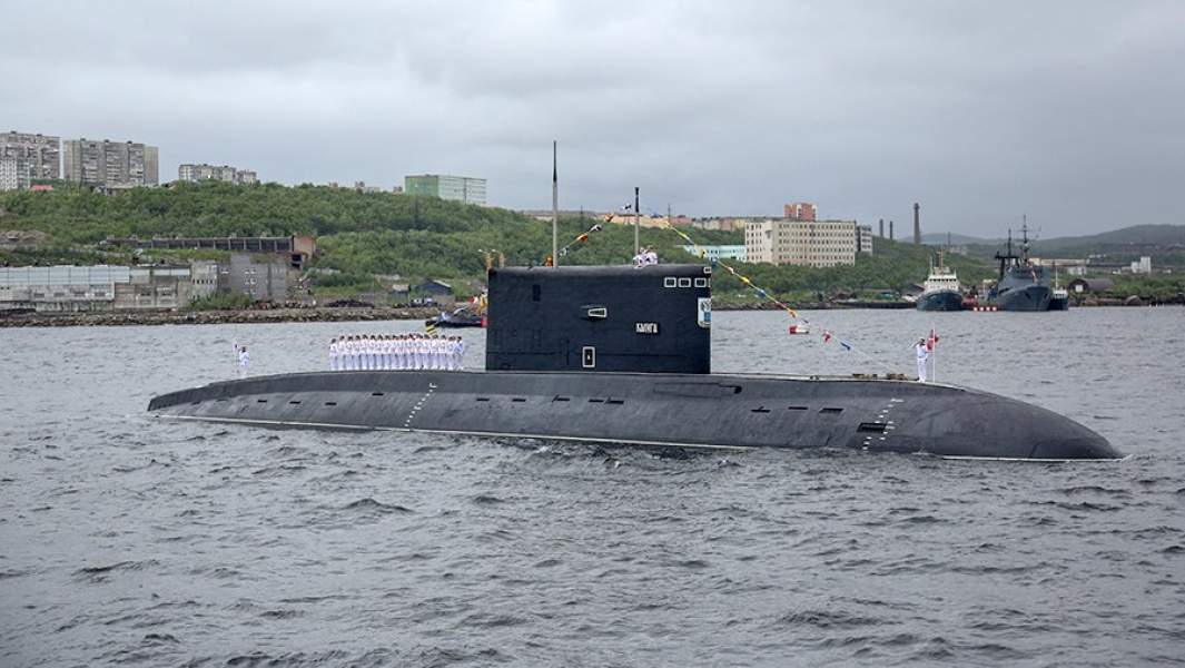 Дизель-электрическая подводная лодка проекта 877 «Калуга» во время морского парада в честь Дня ВМФ в Североморске