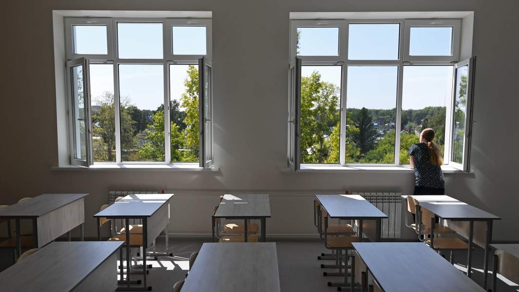 Открытое окно в школе