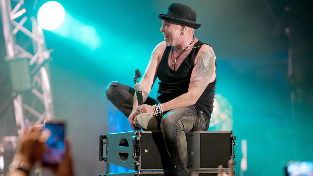 Рок-музыкант Гарик Сукачев выступает на концерте «Нашествие»