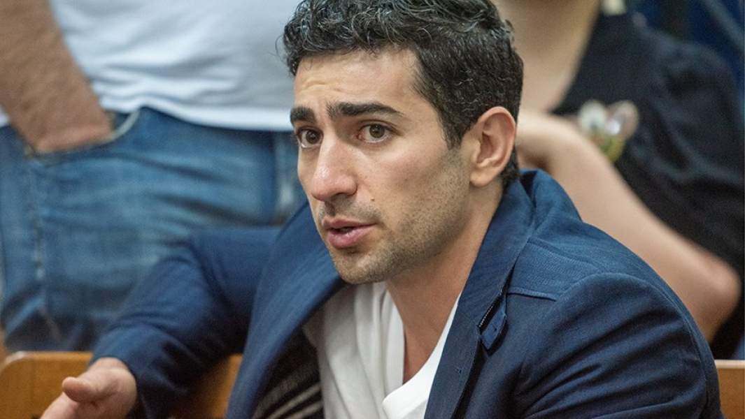 Сын арестованного бывшего президента Армении Роберта Кочаряна Левон во время слушания по делу о свержении конституционного строя в здании суда общей юрисдикции в Ереване