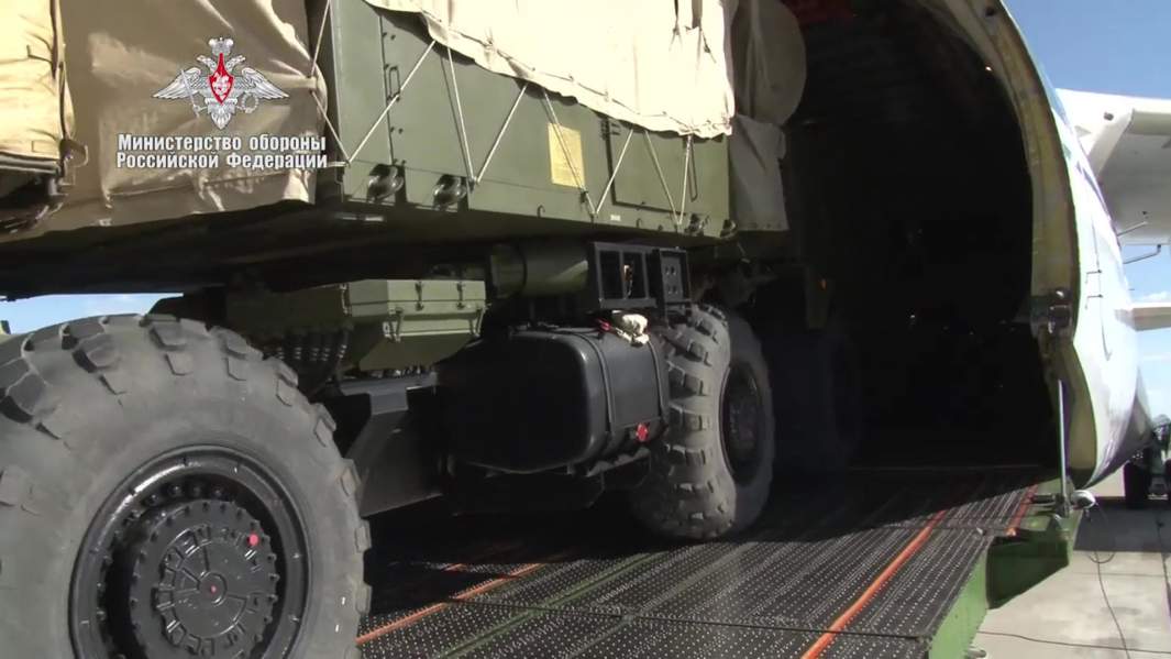 Погрузка в самолет Министерства обороны РФ компонентов зенитных ракетных комплексов С-400 «Триумф», предназначенных для доставки в Турцию