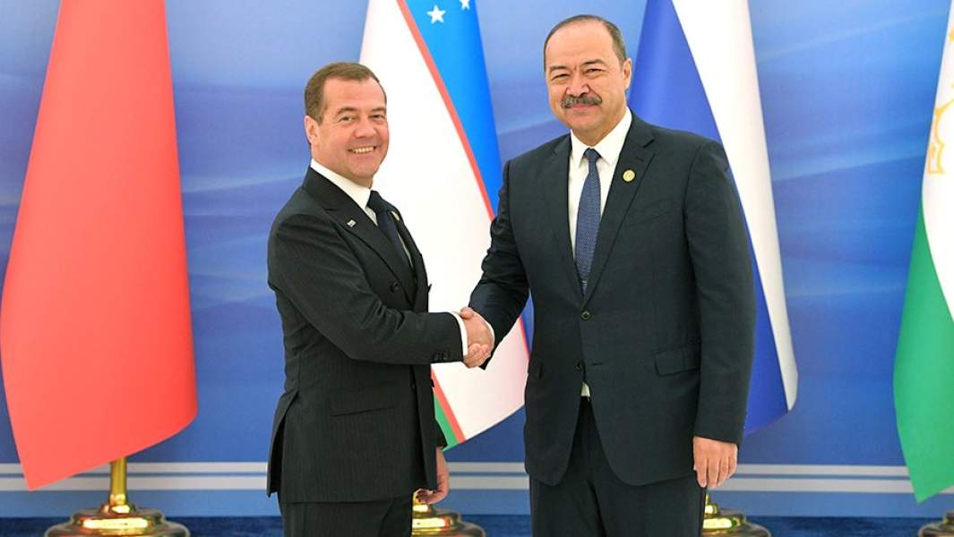 Председатель правительства РФ Дмитрий Медведев и премьер-министр Узбекистана Абдулла Арипов перед началом заседания Совета глав правительств государств-членов Шанхайской организации сотрудничества