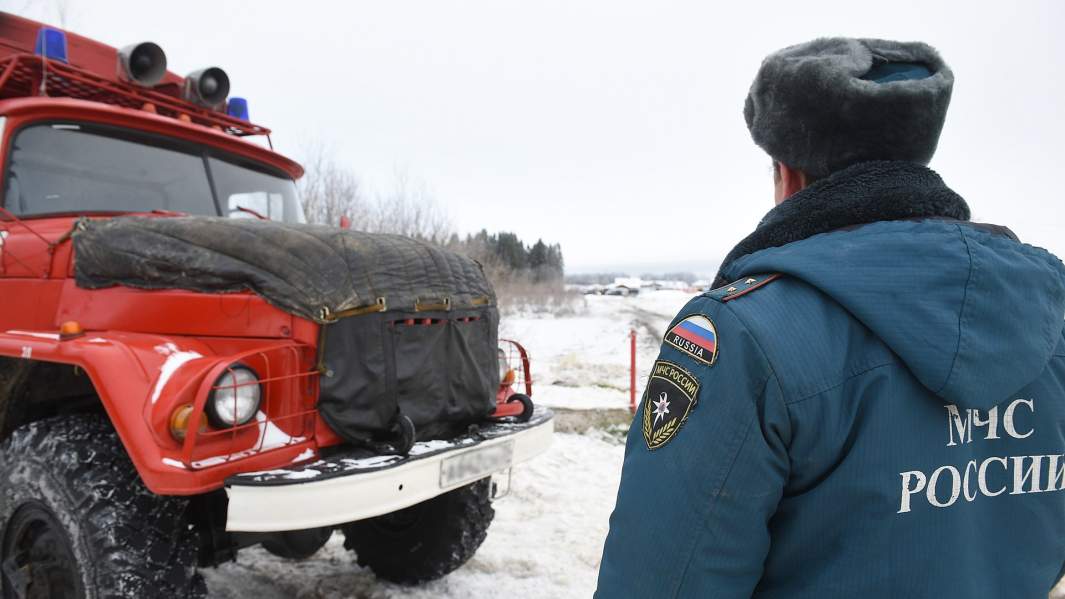 Сотрудник МЧС  в одном из пострадавших от паводка населенных пунктов Вологодской области