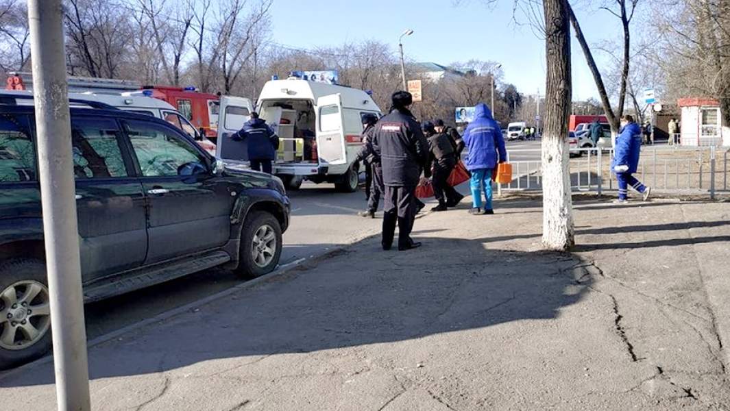 Автомобиль скорой помощи и сотрудники полиции на улице в Благовещенске, где произошла стрельба в Амурском колледже строительства и жилищно-коммунального хозяйства