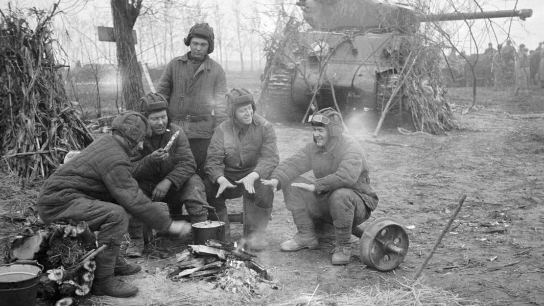 Танкисты отдыхают около костра, 1-й Прибалтийский фронт