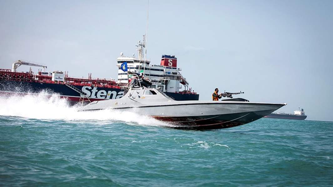 Катер Корпуса Стражей Исламской революции около задержанного британского танкера Stena Impero. 22 августа 2019 года