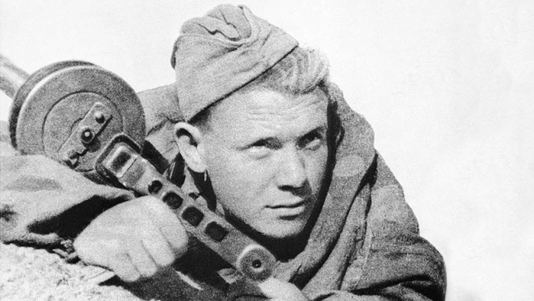 Разведчик с ППШ