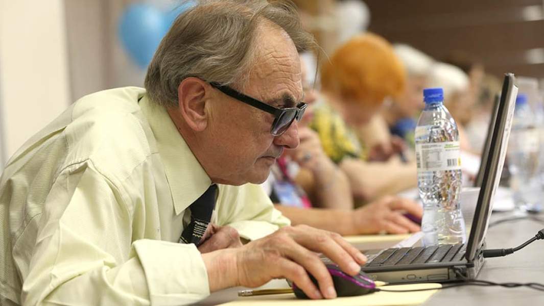 пенсионер в ноутбуке