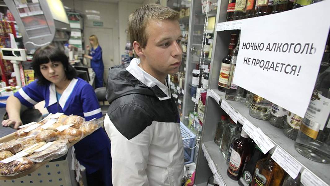 Покупатель в отделе алкогольной продукции в одном из магазинов города