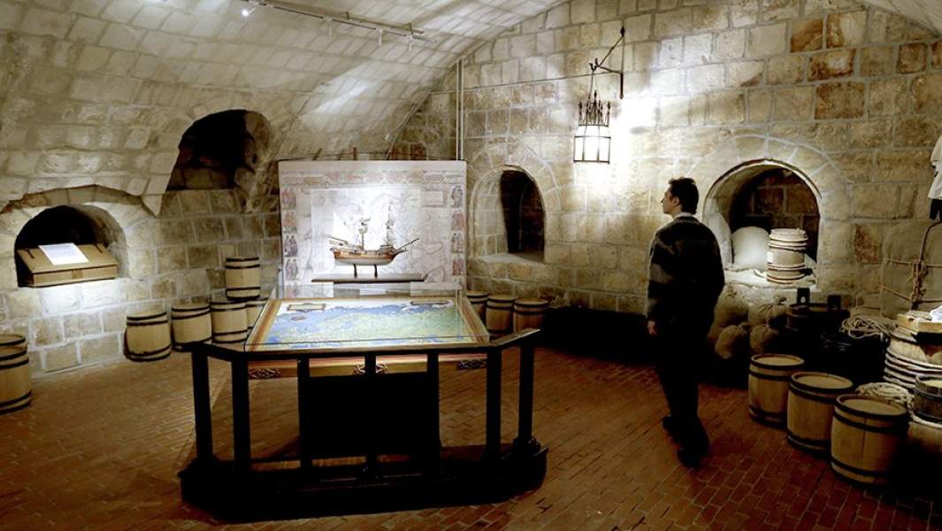 Посетитель в палатах Старого Английского двора на улице Варварка, Москва