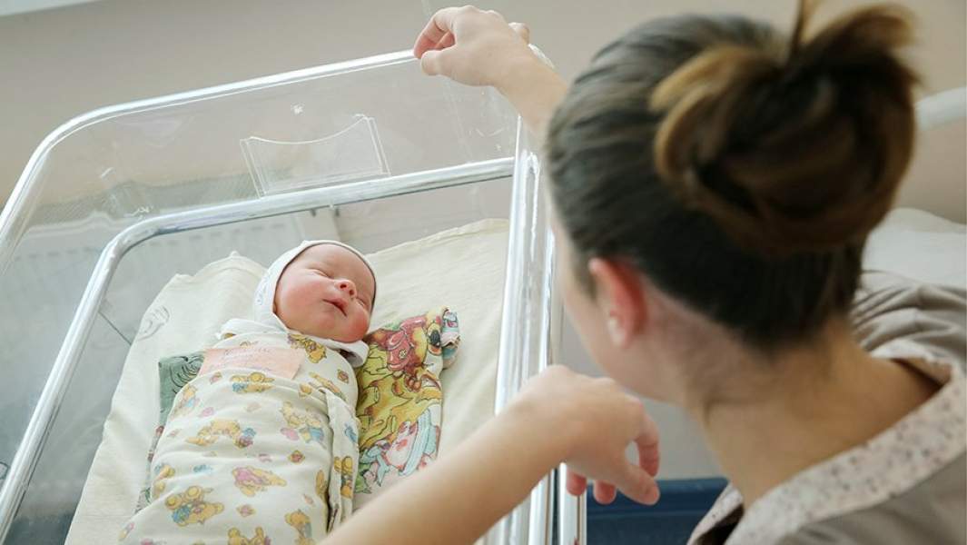 Женщина с новорожденным ребенком 