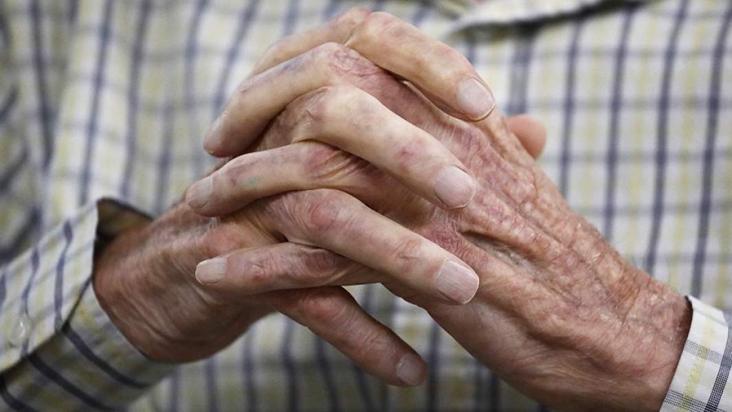Руки пожилого человека