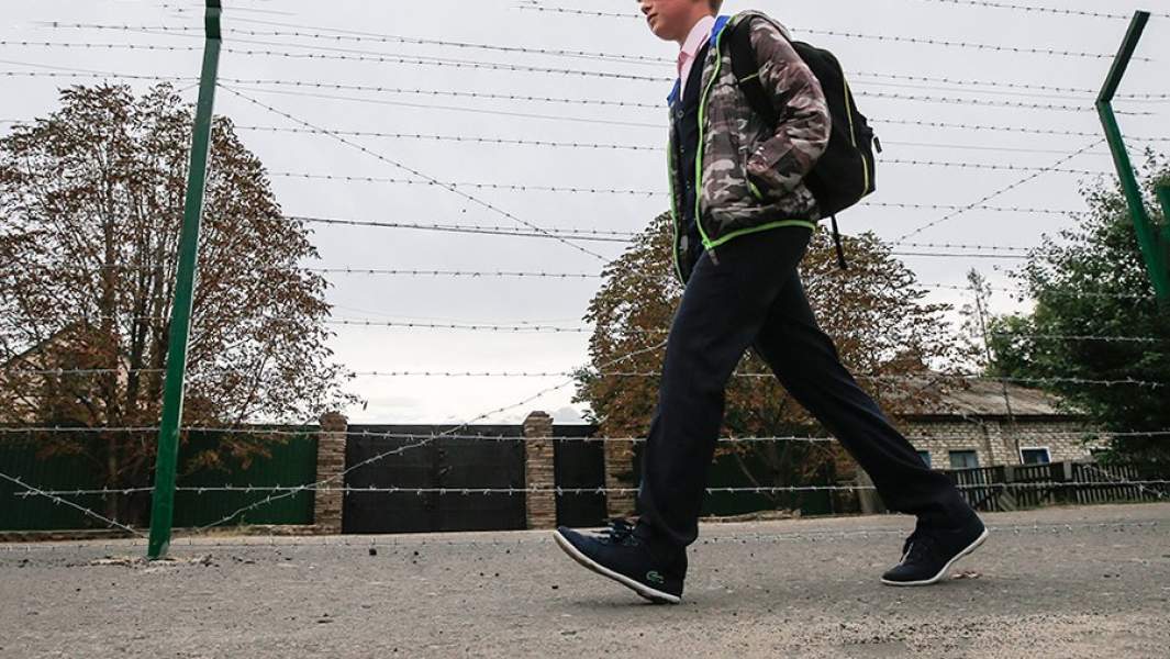 Мальчик идет в школу