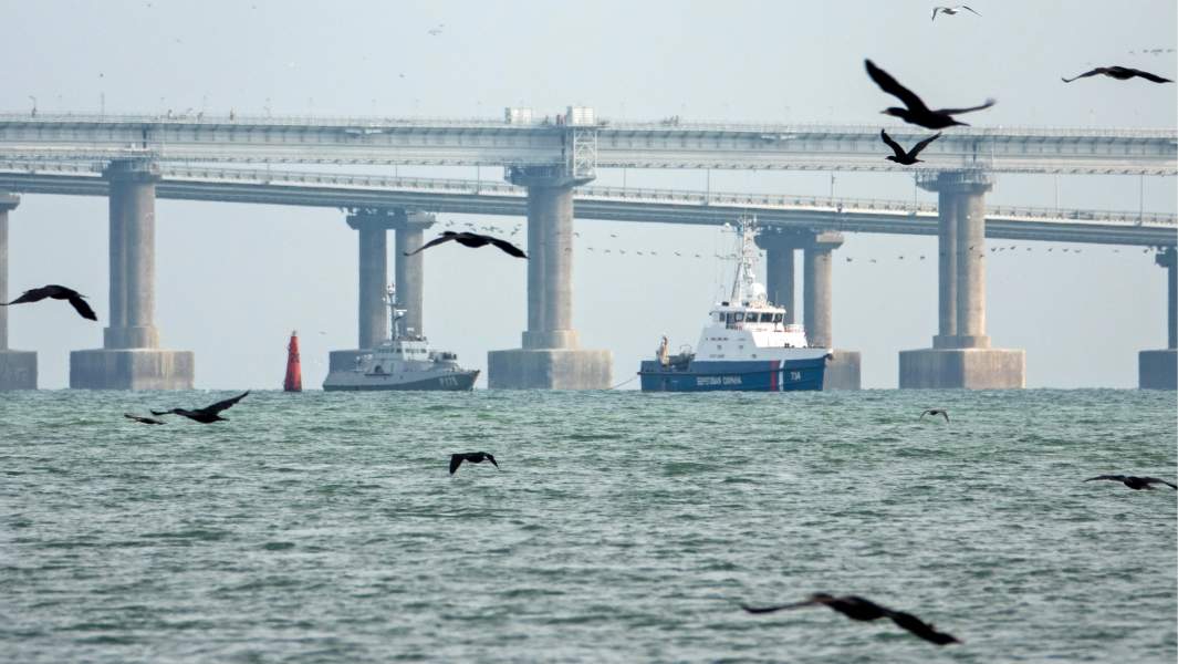 Буксировка задержанных в Керченском проливе украинских кораблей