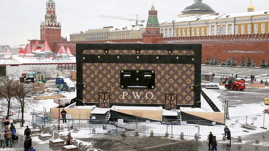 Павильон-чемодан модного дома Louis Vuitton, установленный на Красной площади. 2013 год