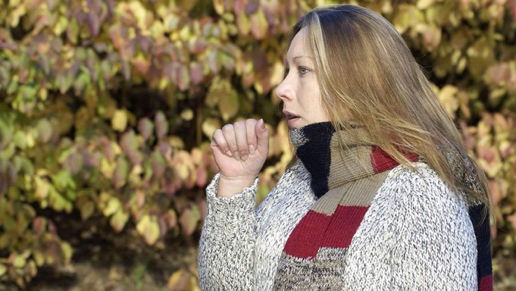 кашель девушка осень