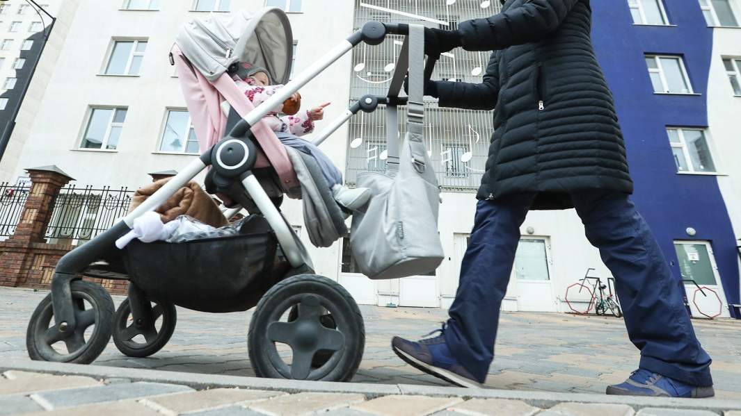 Мама гуляет с ребенком