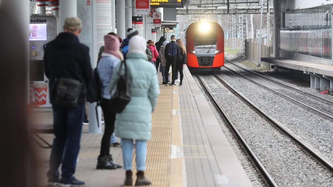 Пассажиры ждут поезд