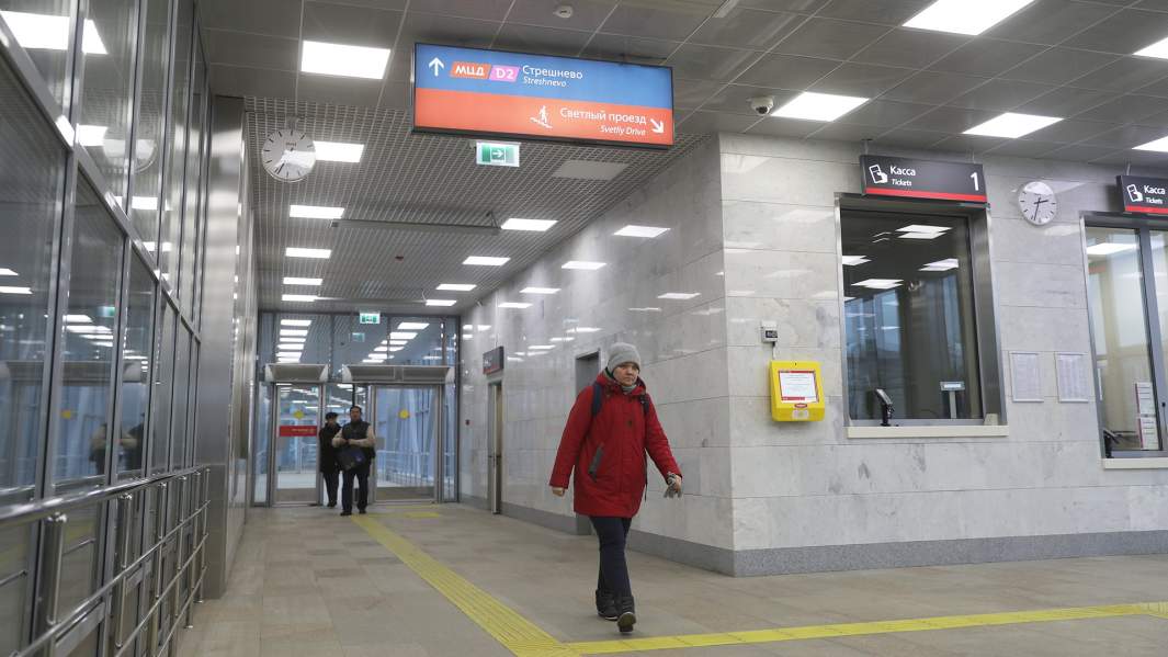 Женщина заходит в метро